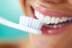 Codzienne nawyki, które poprawią zdrowie Twoich dziąseł