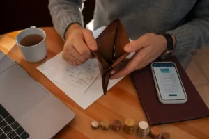 Dlaczego nie potrafisz odkładać pieniędzy? Sprawdź najczęstsze powody braku oszczędności